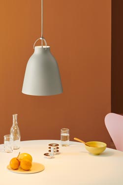 Caravaggio Matt suspension moyen modèle gris clair mat. Fritz Hansen. 