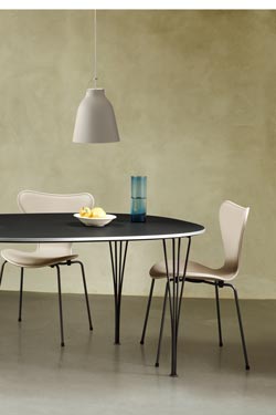 Caravaggio Matt suspension moyen modèle gris clair mat. Fritz Hansen. 