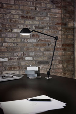 AQ01 lampe de bureau articulée noire plug-in. Fritz Hansen. 