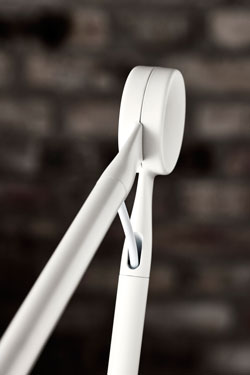 AQ01 white articulated table lamp with base. Fritz Hansen. 