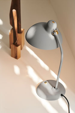 Petite lampe de bureau rétro gris clair et dorée Kaiser Idell. Fritz Hansen. 