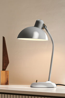 Petite lampe de bureau rétro gris clair et dorée Kaiser Idell. Fritz Hansen. 
