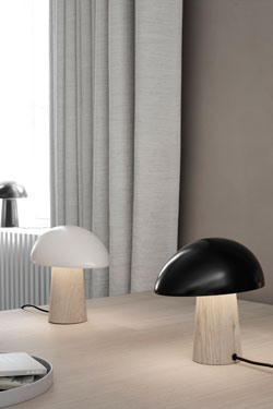 Night Owl petite lampe de table nordique bleu nuit et bois clair. Fritz Hansen. 