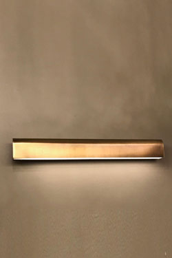 Greuze applique tableau minimaliste dorée 40cm . Gau Lighting. 