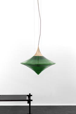 Disca petite suspension toupie en verre vert 42cm. Hind Rabii. 