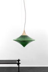 Disca petite suspension toupie en verre vert 42cm. Hind Rabii. Disca petite suspension toupie en verre vert 42cm. Hind Rabii.