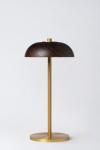 Lampe sans fil dorée avec abat-jour en bois sombre Bolacha. HISLE. 