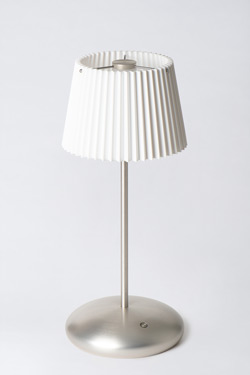 Lampe sans fil finition argent et abat-jour plissé Arturo. HISLE. 