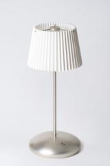 Lampe sans fil finition argent et abat-jour plissé Arturo. HISLE. Lampe sans fil finition argent et abat-jour plissé Arturo. HISLE.
