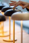 Lampe sans fil contemporaine bronze et bois Bolacha. HISLE. 