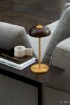 Lampe sans fil dorée avec abat-jour en bois sombre Bolacha. HISLE. 