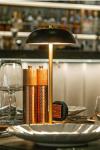 Lampe sans fil dorée avec abat-jour en bois sombre Bolacha. HISLE. 