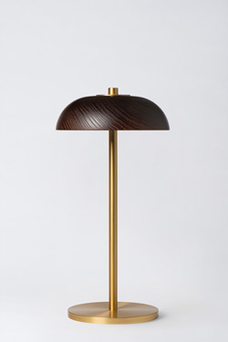 Lampe sans fil dorée avec abat-jour en bois sombre Bolacha. HISLE. 