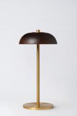 Lampe sans fil dorée avec abat-jour en bois sombre Bolacha. HISLE. Lampe sans fil dorée avec abat-jour en bois sombre Bolacha. HISLE.