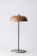 Lampe sans fil en argent et bois clair Bolacha. HISLE. Lampe sans fil en argent et bois clair Bolacha. HISLE.