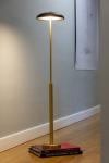 Liseuse lampadaire sans fil dorée et dôme en bois sombre Bolacha. HISLE. 