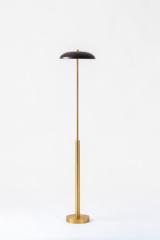 Liseuse lampadaire sans fil dorée et dôme en bois sombre Bolacha. HISLE. Liseuse lampadaire sans fil dorée et dôme en bois sombre Bolacha. HISLE.