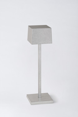 Lampe sans fil carrée en aluminium naturel Insitu. HISLE. 