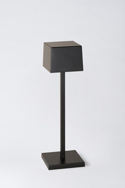 Lampe sans fil rechargeable en aluminium noir Insitu. HISLE. 