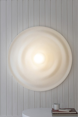 Large round wall light in corrugated plaster Kalm. HISLE. 