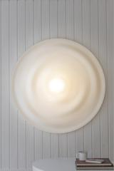 Large round wall light in corrugated plaster Kalm. HISLE. Large round wall light in corrugated plaster Kalm. HISLE.