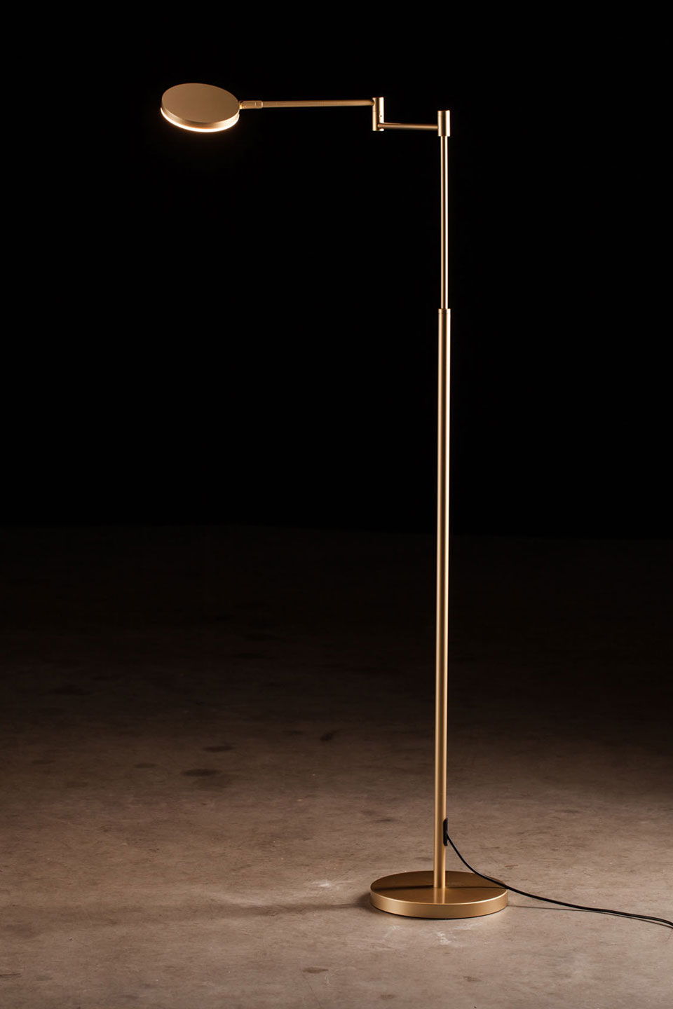 Plano gold metal articulated reading lamp. Holtkötter. 