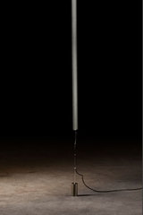 Lampadaire suspendu design minimaliste Epsilon. Holtkötter. Lampadaire suspendu design minimaliste Epsilon. Holtkötter.