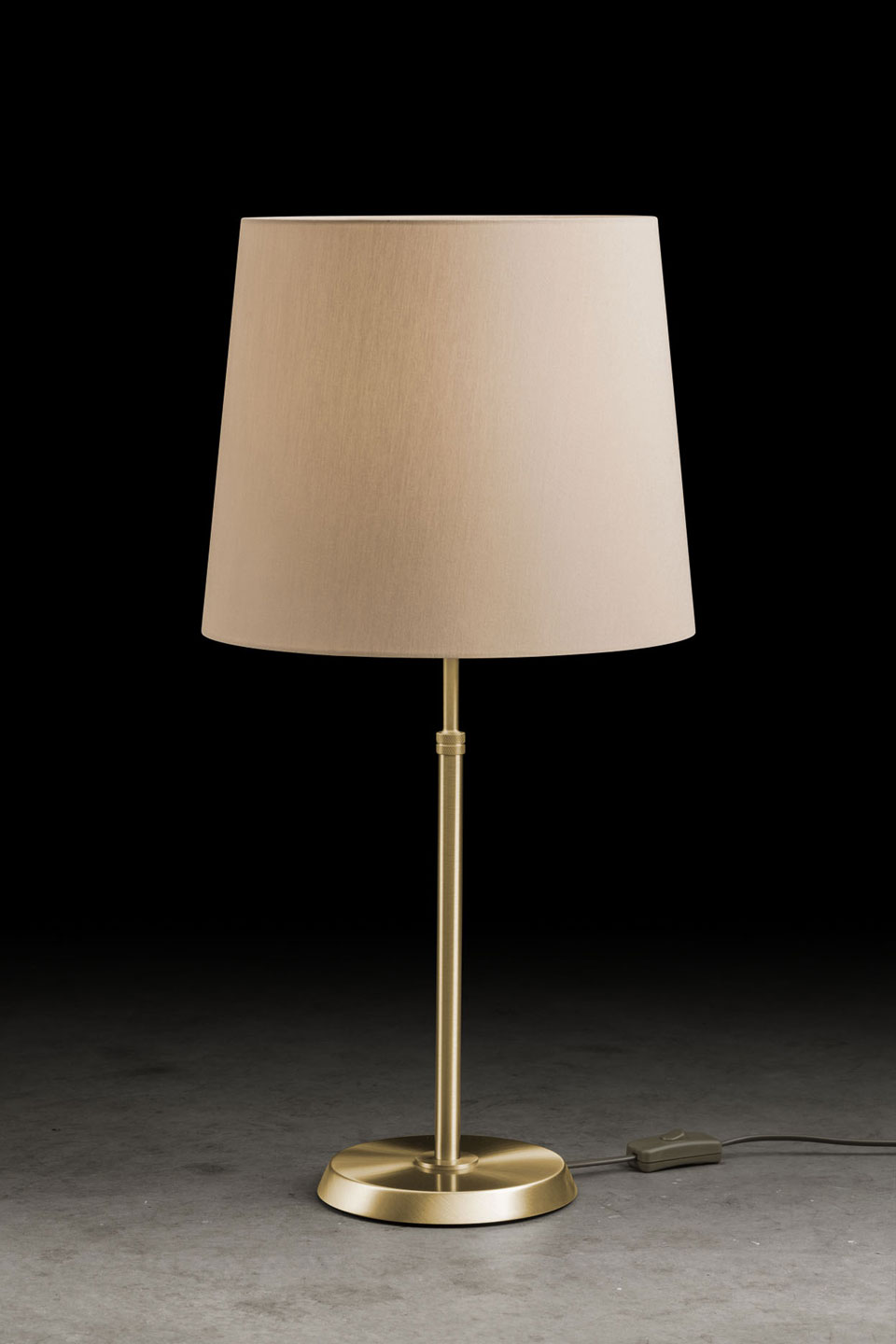 Lampe de table classique en laiton mat. Holtkötter. 