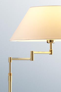 Lampadaire ajustable en hauteur métal doré et abat-jour blanc. Holtkötter. 