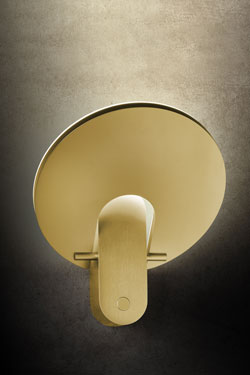 Supernova W tilting wall light in anodised brass . Holtkötter. 