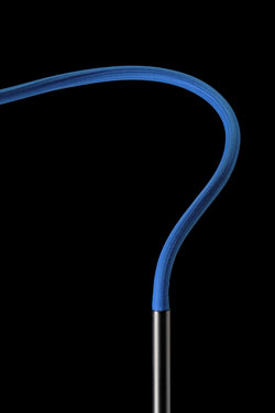 Nova Flex black floor lamp with blue flexible arm. Holtkötter. 