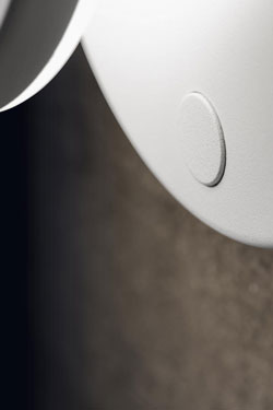 Plano swivel wall light in white aluminium. Holtkötter. 