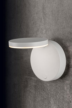 Plano swivel wall light in white aluminium. Holtkötter. 