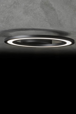 Plafonnier rond éclairage LED en métal noir mat Orbit. Holtkötter. 