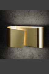 Golden curved leaf wall lamp with brushed finish. Holtkötter. Golden curved leaf wall lamp with brushed finish. Holtkötter.