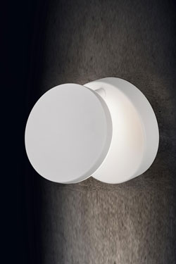 Plano swivel wall light in white aluminium. Holtkötter. 