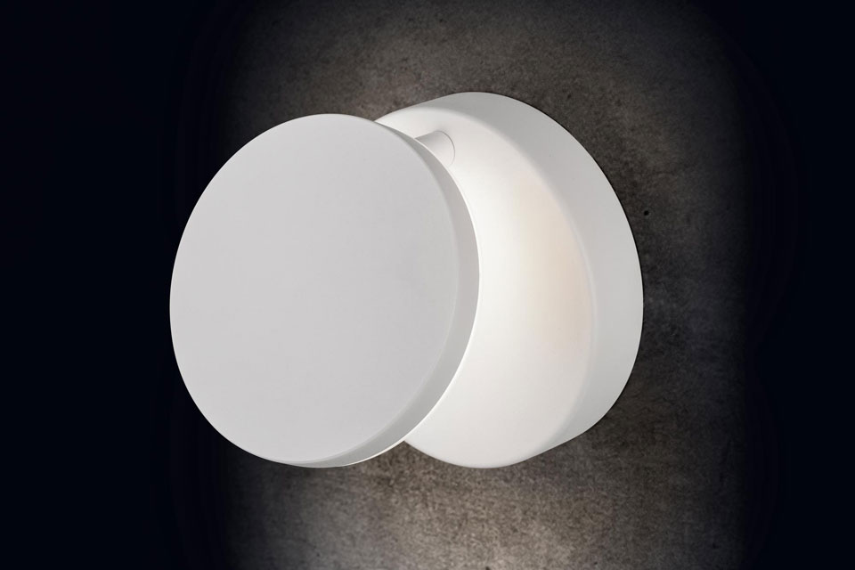 Plano swivel wall light in white aluminium. Holtkötter. 