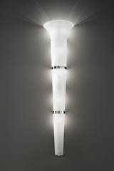 Grande applique conique en verre blanc satiné CIGNO. Italamp. Grande applique conique en verre blanc satiné CIGNO. Italamp.