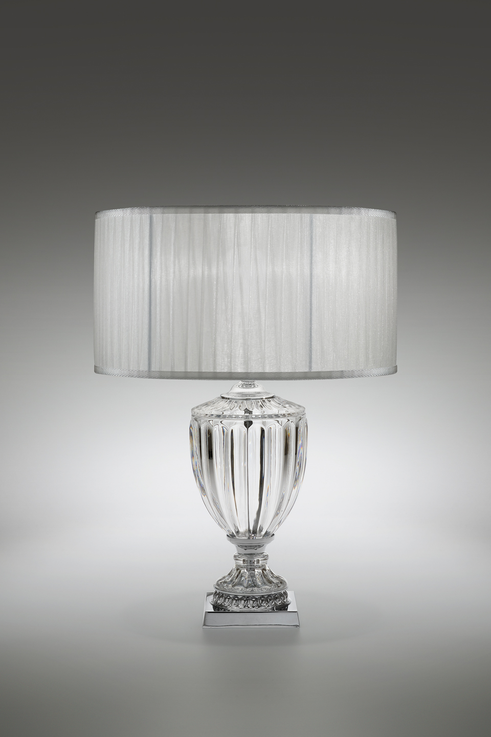 Grande lampe de table en cristal sculpté et abat-jour plissé 58cm. Italamp. 