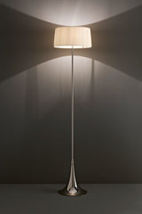 Lampadaire en métal chromé pied tulipe CIGNO. Italamp. Lampadaire en métal chromé pied tulipe CIGNO. Italamp.