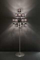 Lampadaire noir en verre et pampilles en strass LENOIR. Italamp. Lampadaire noir en verre et pampilles en strass LENOIR. Italamp.