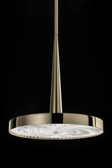 Ritmico suspension en métal doré et diffuseur en cristal sculpté. Italamp. Ritmico suspension en métal doré et diffuseur en cristal sculpté. Italamp.