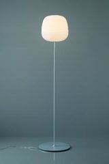 Lampadaire globe en verre dépoli blanc collection Afra. Karboxx. Lampadaire globe en verre dépoli blanc collection Afra. Karboxx.