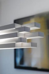 Suspension en aluminium blanc à rectangles superposés Escape . Karboxx. Suspension en aluminium blanc à rectangles superposés Escape . Karboxx.