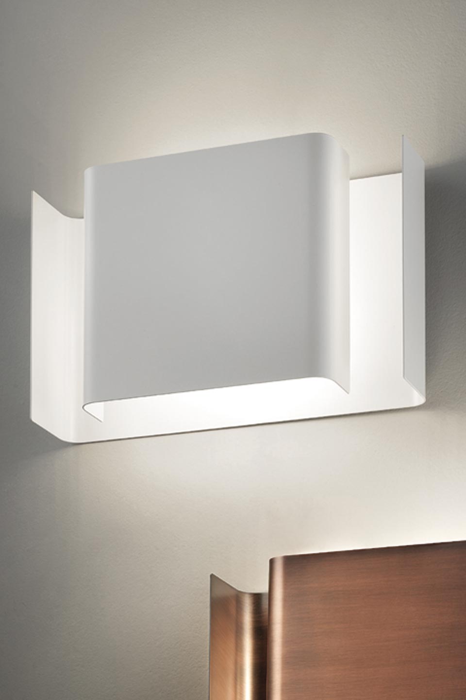 Alalunga matt white aluminum wall light. Karboxx. 
