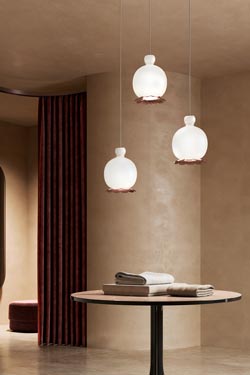 Opyo pendant lamp in opal blown glass and gold metal. kdln. 