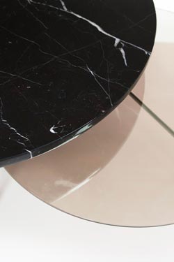 Zorro table basse en marbre noir et verre fumé. La Chance. 