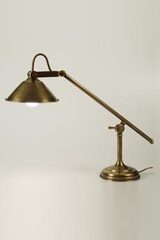 CM21 lampe de table conique en laiton naturel vieilli. Latoaria. CM21 lampe de table conique en laiton naturel vieilli. Latoaria.