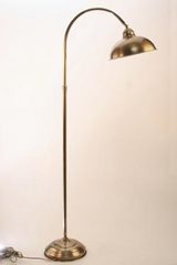 CP02 Lampadaire en laiton vieilli naturel incurvé. Latoaria. CP02 Lampadaire en laiton vieilli naturel incurvé. Latoaria.
