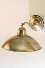 AP08 wall light in aged brass. Latoaria. AP08 wall light in aged brass. Latoaria.